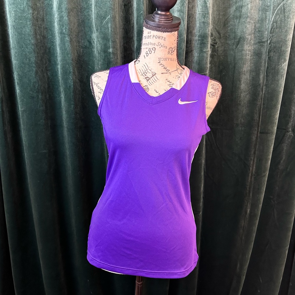 Nike DriFit shirt in a beautiful shade of purple 💜 size xs
